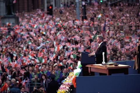 President Clinton addresses the people of Dublin - 12-1-1995