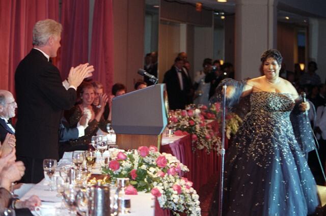 President Clinton applauds singer Aretha Franklin during her performance at the annual White House Correspondents dinner in Washington, DC